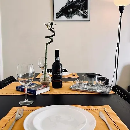 Апартаменти Charming 3 Bedrooms Apartment, Cool Neighbourhood *