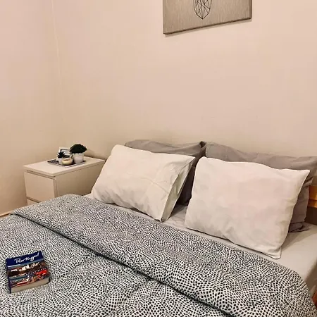 Апартаменти Charming 3 Bedrooms Apartment, Cool Neighbourhood *