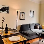 Apartment Charming 3 Bedrooms Apartment, Cool Neighbourhood *