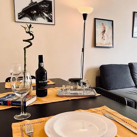Charming 3 Bedrooms Apartment, Cool Neighbourhood