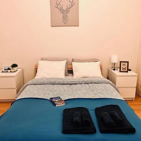 Charming 3 Bedrooms Apartment, Cool Neighbourhood *