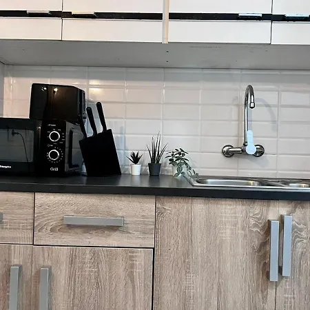 Charming 3 Bedrooms Apartment, Cool Neighbourhood *