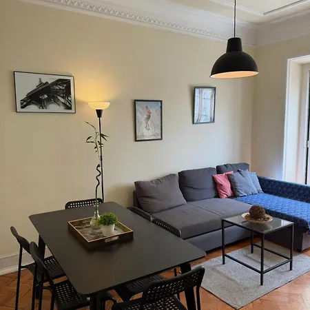Charming 3 Bedrooms Apartment, Cool Neighbourhood
