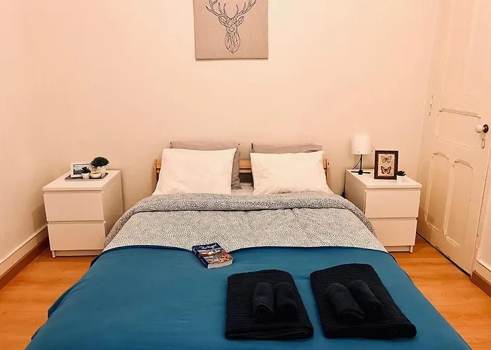 Charming 3 Bedrooms Apartment, Cool Neighbourhood *