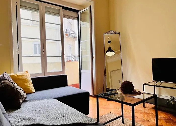 Apartment Charming 3 Bedrooms Apartment, Cool Neighbourhood