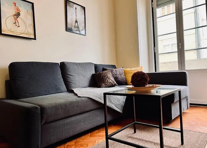 Charming 3 Bedrooms Apartment, Cool Neighbourhood Apartment *