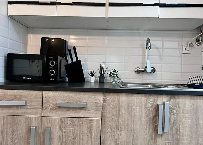 Charming 3 Bedrooms Apartment, Cool Neighbourhood *