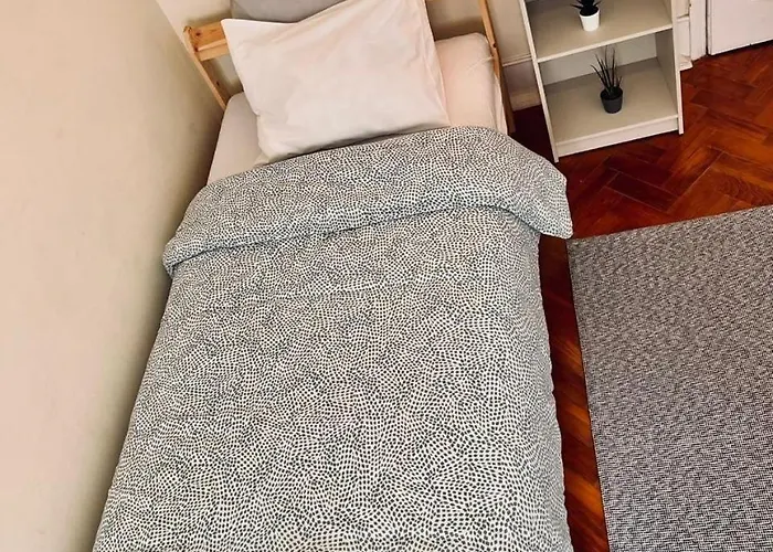 Charming 3 Bedrooms Apartment, Cool Neighbourhood *