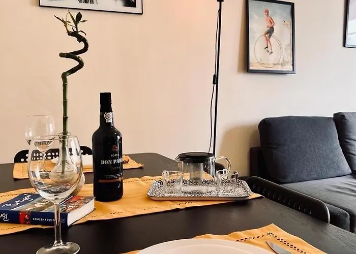 Charming 3 Bedrooms Apartment, Cool Neighbourhood