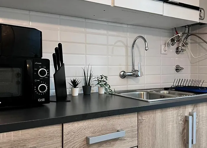 Charming 3 Bedrooms Apartment, Cool Neighbourhood *